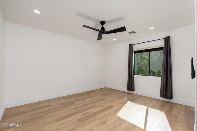 Building Photo - 4421 E Earll Dr