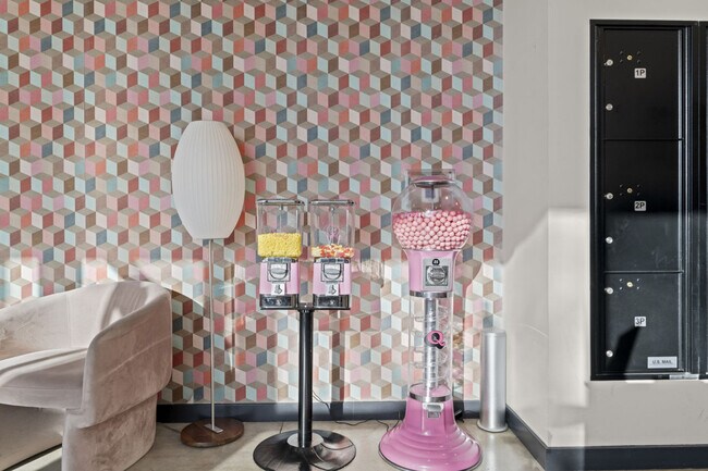 Building Photo - 501 N Perth St