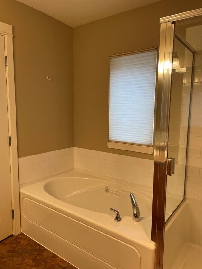 Building Photo - Stunning End Unit Townhome in desirable Redmond Ridge neighborhood; 2BD/2BA