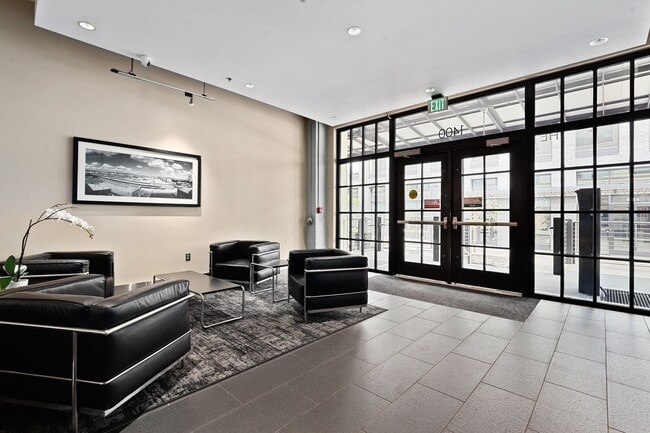 Building Photo - Stunning Pearl Loft with Washer/Dryer in Unit & Secure Parking