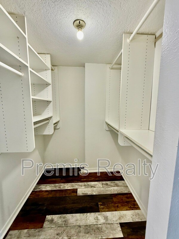 Building Photo - 2800 Cove Cay Dr