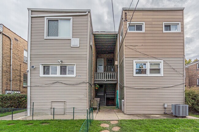 Building Photo - 2712 W Balmoral Ave