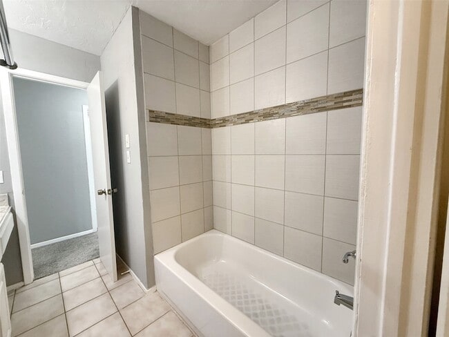 Building Photo - 405 Peninsula Dr