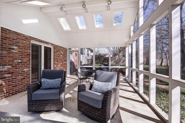 Building Photo - 8805 Honeybee Ln