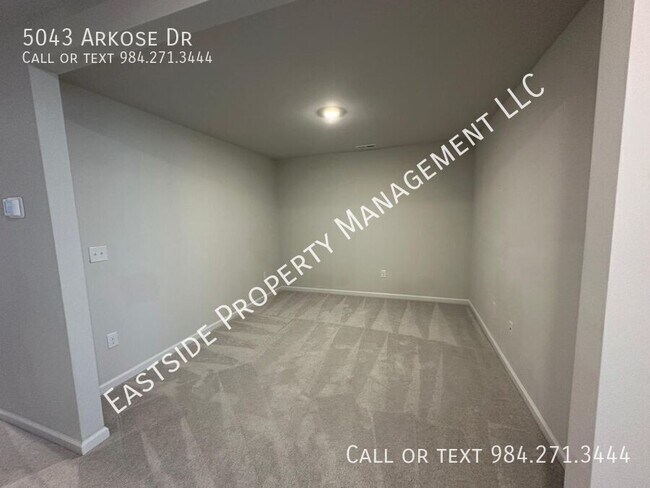 Building Photo - 5043 Arkose Dr