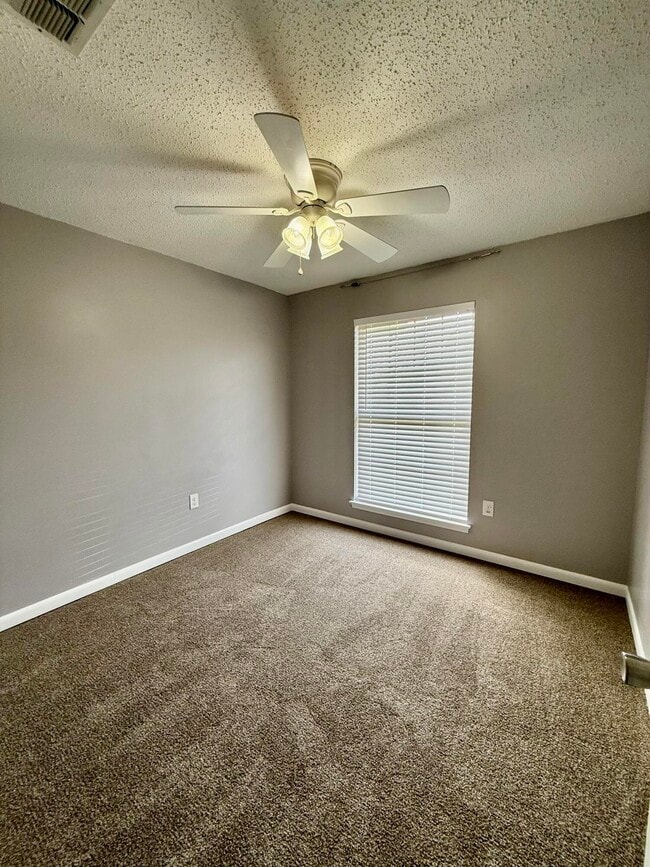 Building Photo - 204 Devon Ct