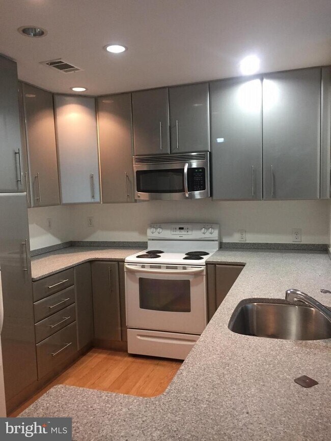 Building Photo - 5811 Royal Ridge Dr