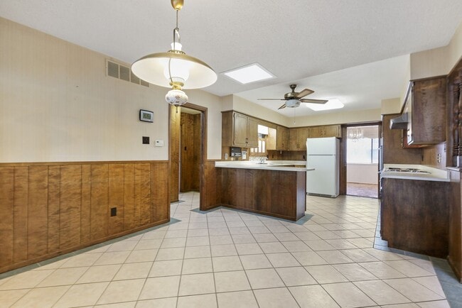 Building Photo - 3 Bedroom 2 Bath Conveniently Located House!