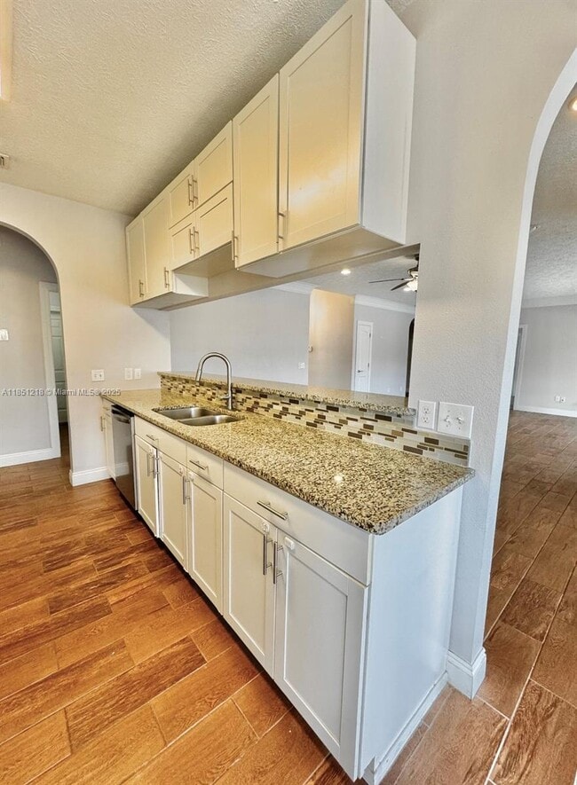 Building Photo - 120 Hombre Cir