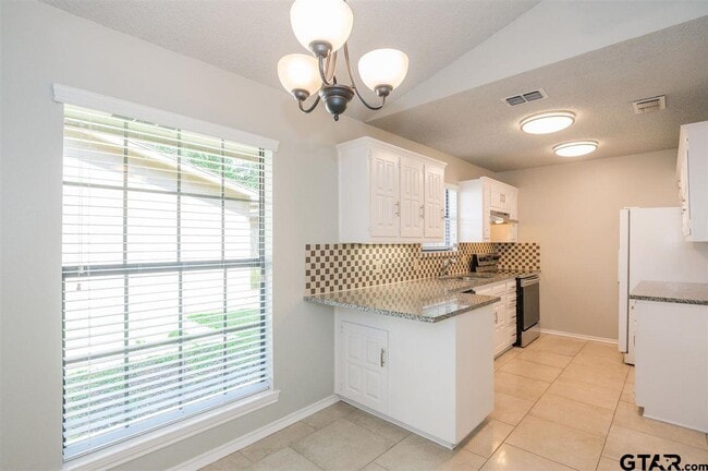 Building Photo - 5825 Hollytree Dr