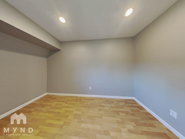 Building Photo - 200 SW Florence Ave