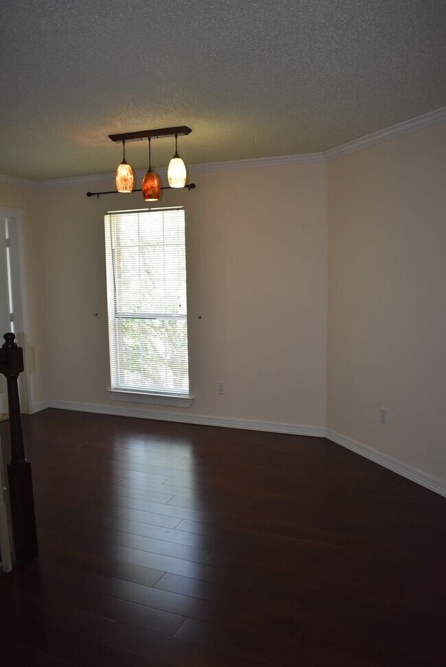 Building Photo - Beautiful Remodeled Home with 3 Bedrooms a...