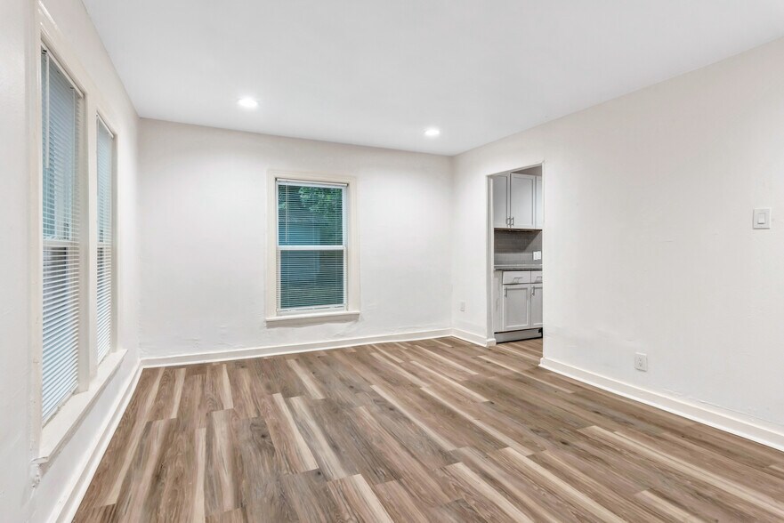 Building Photo - 425 E Sears St