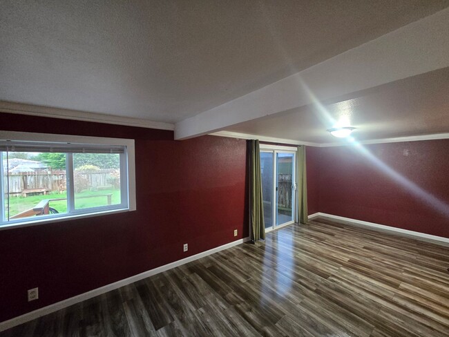 Building Photo - 3BR Northern McKinleyville home is close t...