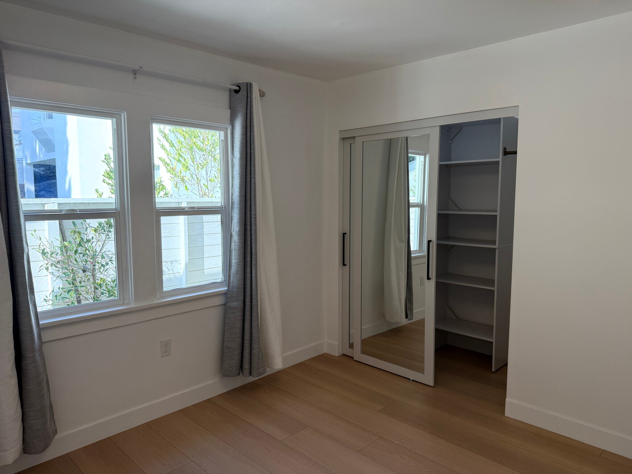 Building Photo - 8730 Rosewood Ave