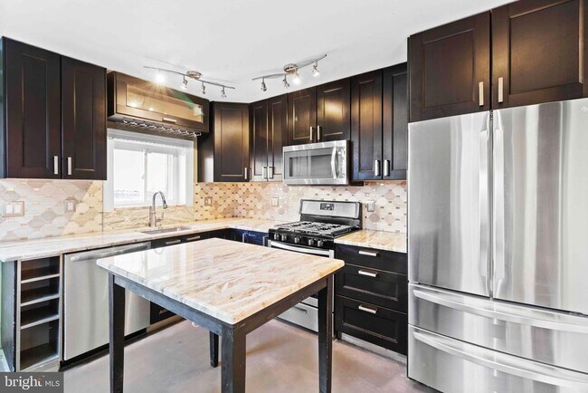 Building Photo - 2443 E Cumberland St