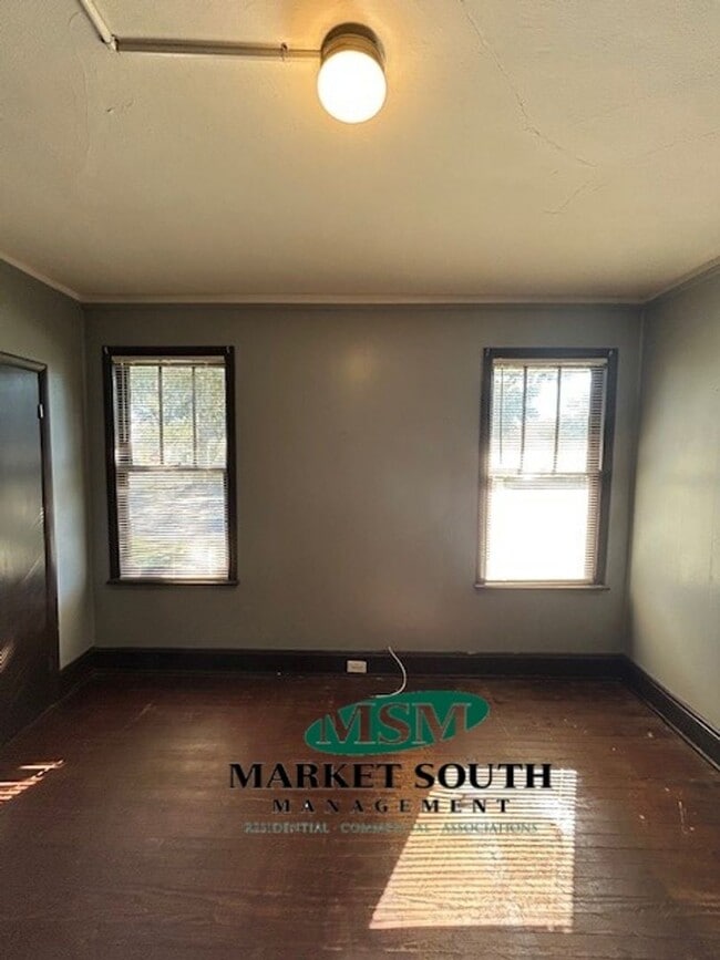 Building Photo - EASTSIDE BUNGALOW ON WALDBURG!