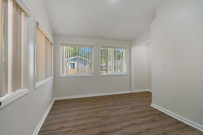 Building Photo - 5 Bedroom and 3 Bathroom home available to...