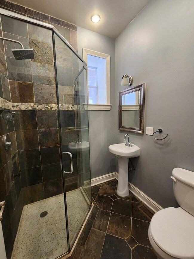 Building Photo - 929 W 18th Pl