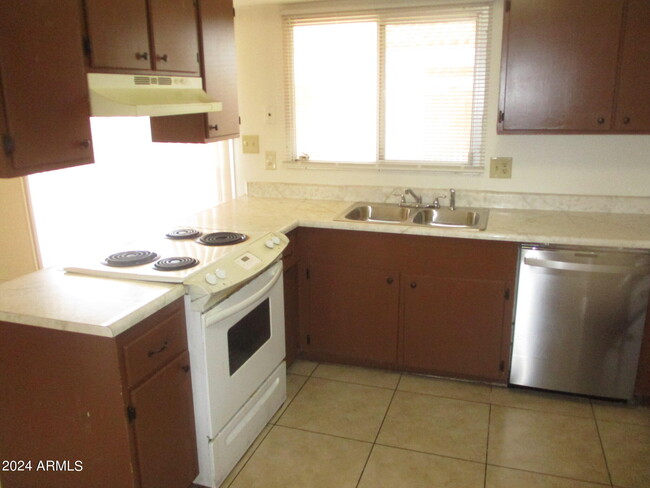 Building Photo - 6557 S La Rosa Dr