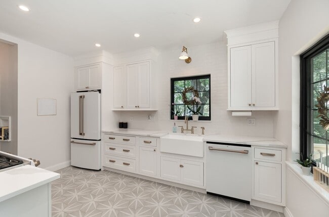 Building Photo - Modern Elegance Meets Mt. Lookout Charm – ...