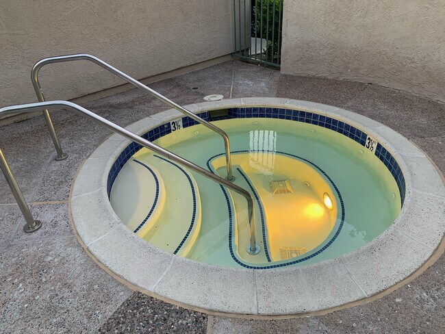 Building Photo - 10021 Paseo Montril