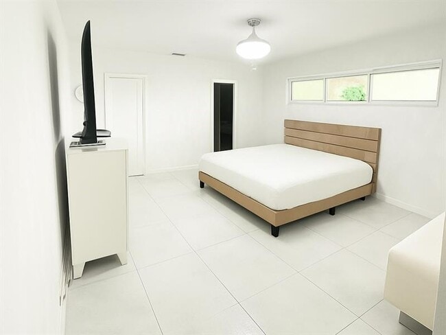 Building Photo - 751 Hollywood Blvd