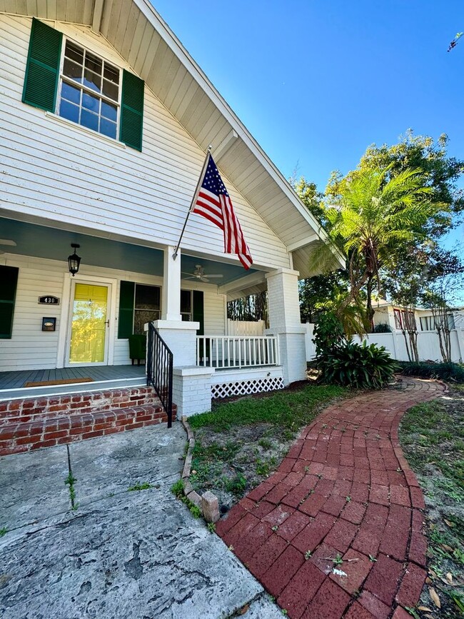 Building Photo - Charming home near downtown and the lake