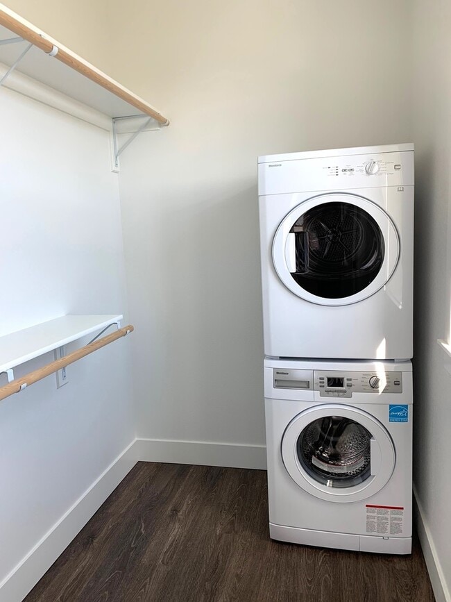 Building Photo - High End, 1 Bedroom Apartment