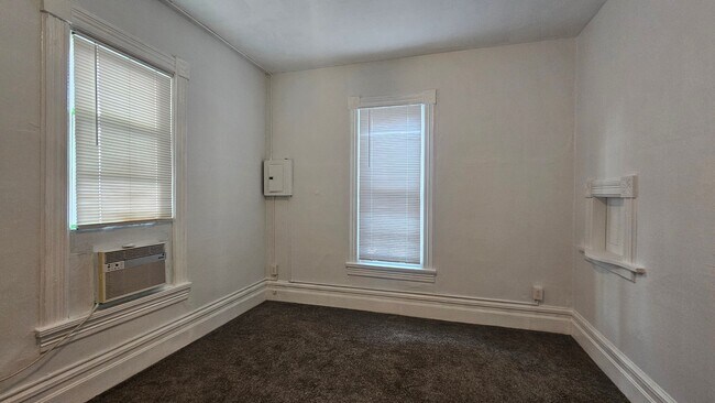 Building Photo - 658 E 3rd Ave