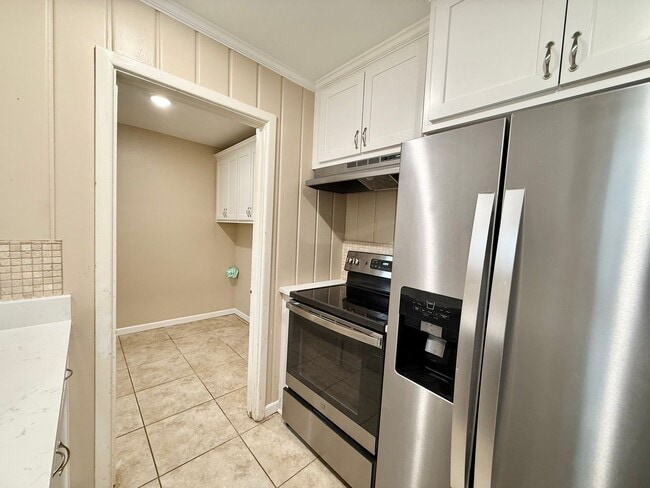 Building Photo - 3-bed/2-bath with two living spaces!