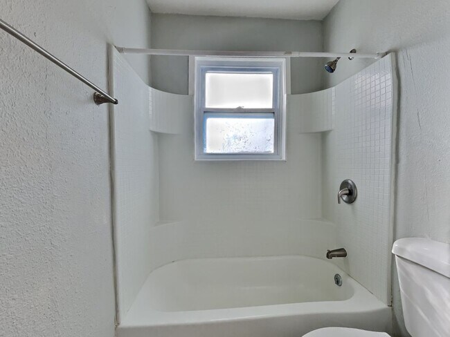 Building Photo - Charming 3-Bed Home in Lees Summit with Garage