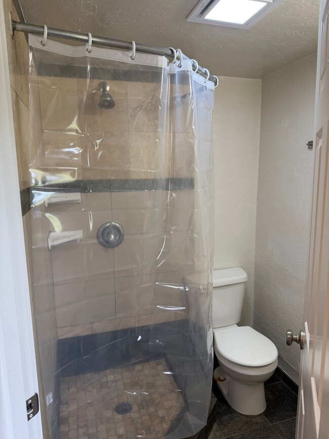 Building Photo - Updated 1 bedroom 1 bathroom ADU!