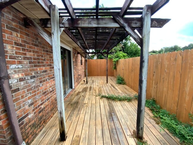 Building Photo - 223 Indian Oaks Dr