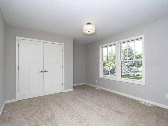 Building Photo - 5321 Interlachen Blvd