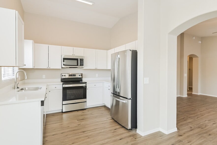 Building Photo - 9009 E Kinross Dr