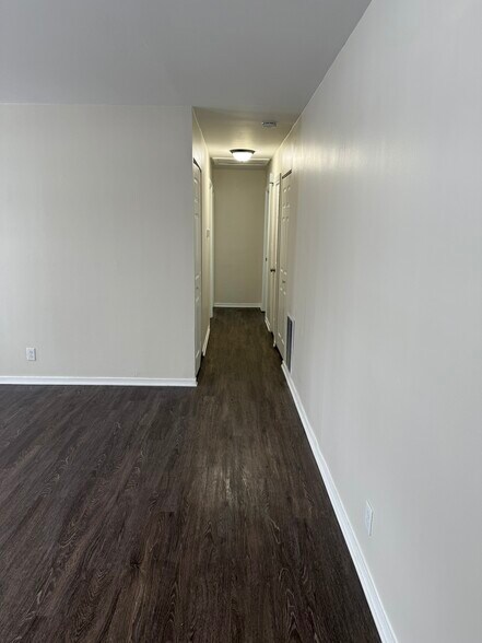 Building Photo - 3 S Victoria Ln