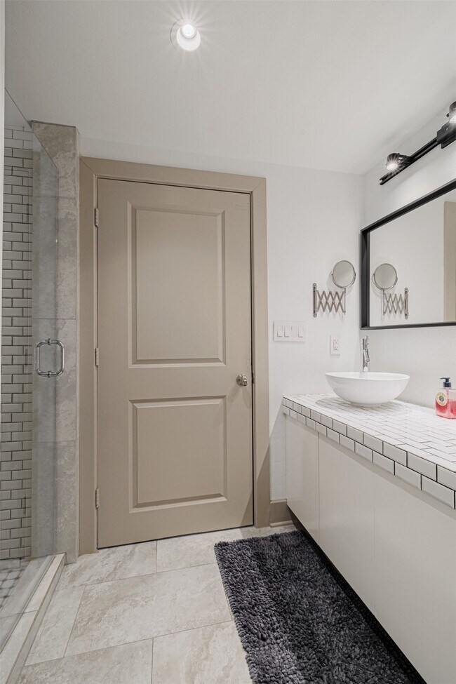 Building Photo - 1901 Post Oak Blvd