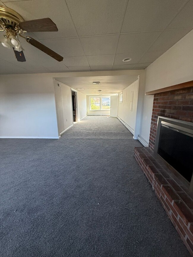 Building Photo - 5 bed / 2 Bath Neshaminy School District Single Family Home