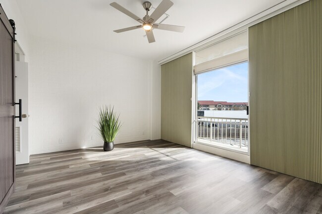 Building Photo - 4600 Ocean Dr