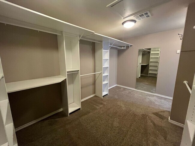 Building Photo - Mill Creek Executive Home Overlooking Golf Course at 17th Tee