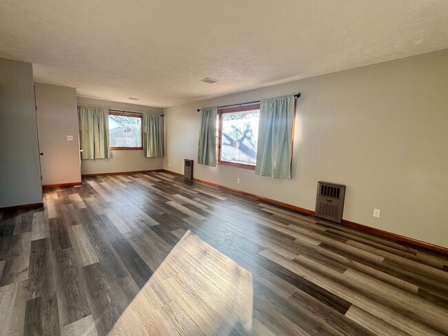 Building Photo - 4 bed, 2 bath acreage in Pickrell area