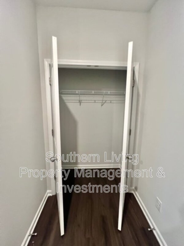 Building Photo - 6985 Waterstone Dr