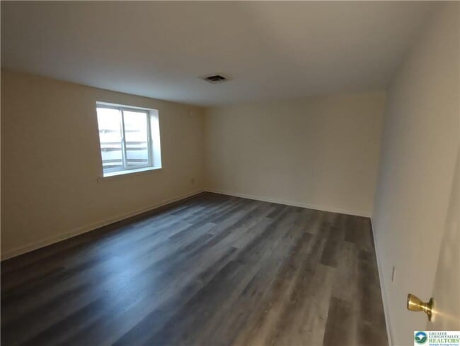 Building Photo - 118 E Hillcrest Ln