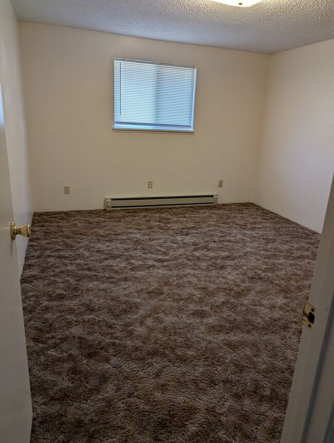 Building Photo - One Bedroom, One Bathroom Apartment - Loca...