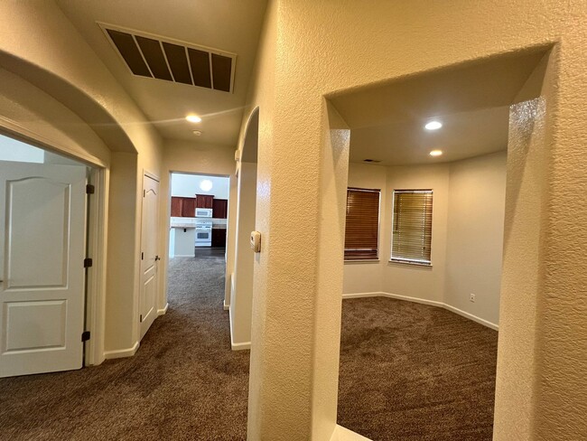 Building Photo - Beautiful Home located in Autumn Winds, Fe...