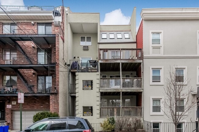 Building Photo - 68 Monroe St