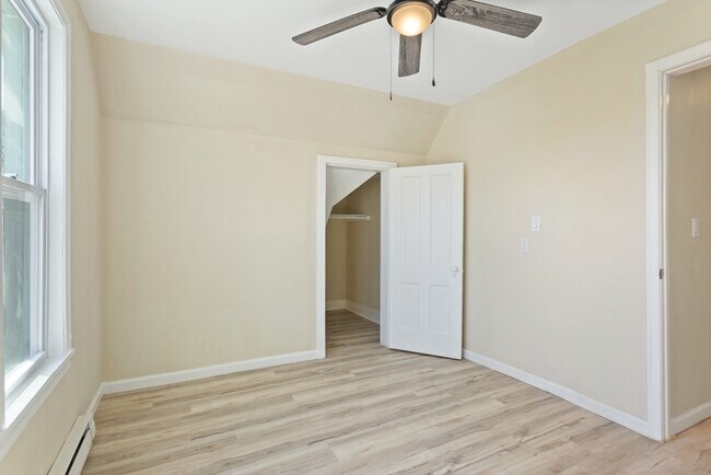 Building Photo - 5 Bedroom Single Family in Brunswick