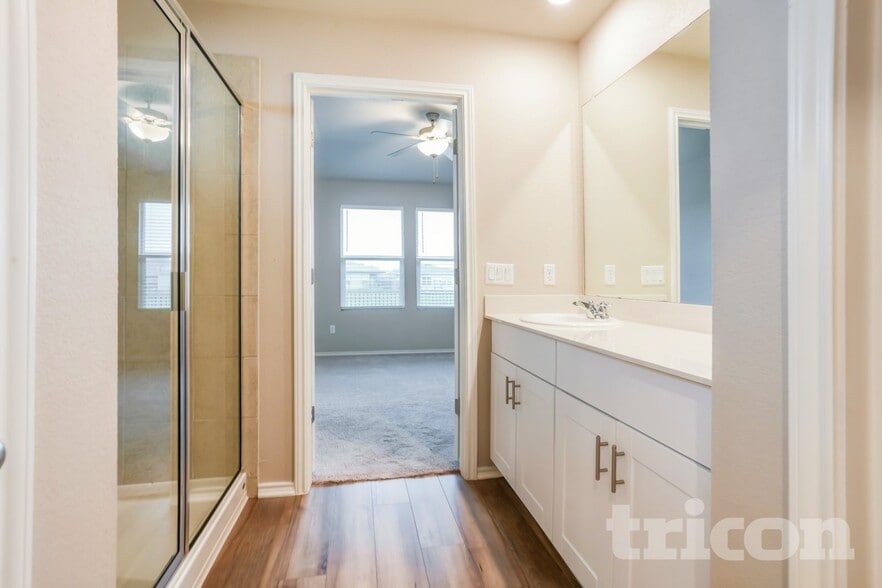 Building Photo - 5300 Saddle Clb Dr