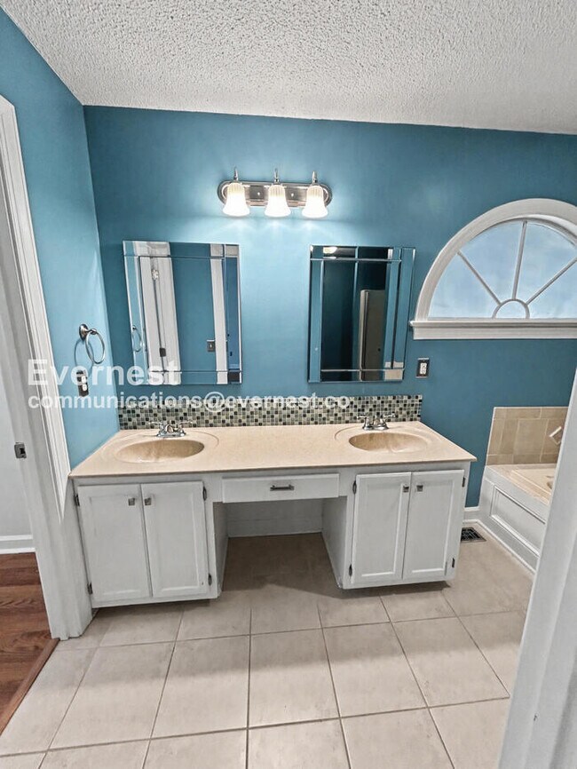 Building Photo - 3 Bed/2.5 Bath Home with Garage / Pet-Friendly / Coming Soon